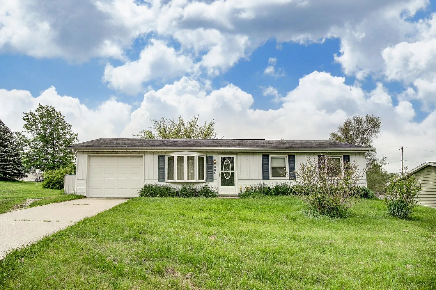 806 Pleasant Ln photo 1