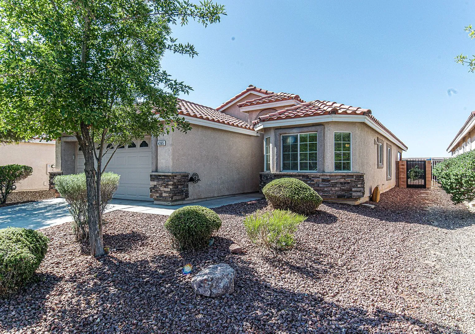 Single story home located in Aliante with 3 bedrooms plus a den! — Photo 2