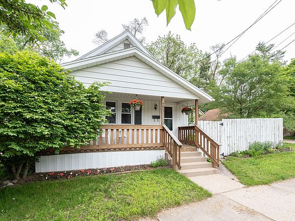 2nd image of 457 Graceland St NE