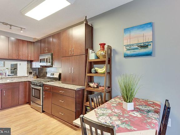 Kitchen - nice cabinets, gas cooking