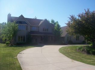 2225 S Woodshire Dr, New Berlin, WI 53151
