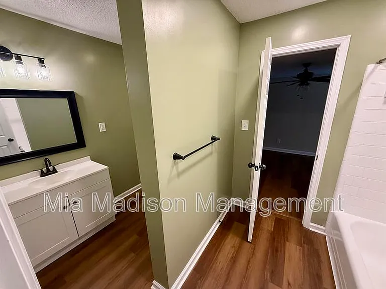 2233 E Derenne Ave — Photo 17