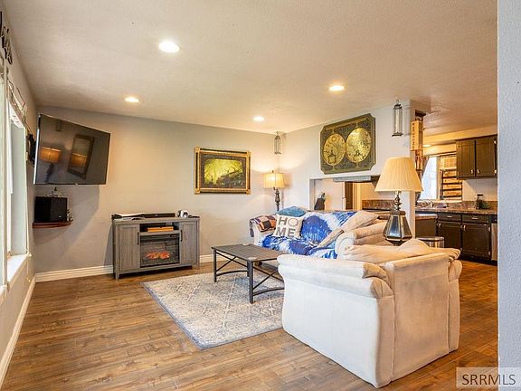 2nd image of 621 Lakeside Dr