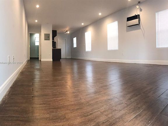 3rd image of 129 NW 15th St #U