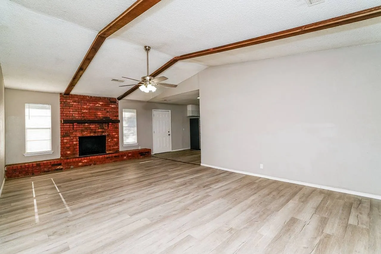 3 bed, 1200 sqft, $1,560 — Photo 1