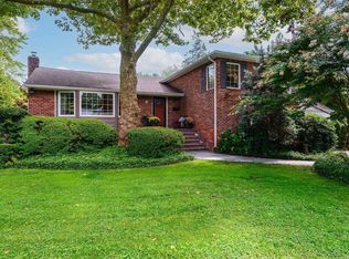 29 Sunnyvale Rd, Port Washington, NY 11050