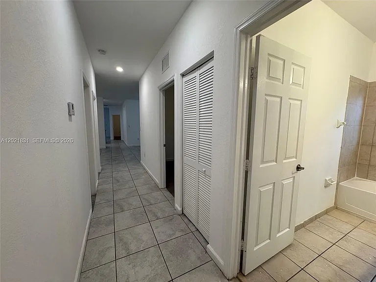 273 SE 31st Ave — Photo 3