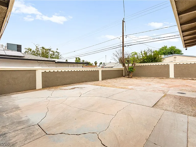 1916 Howard Ave — Photo 17