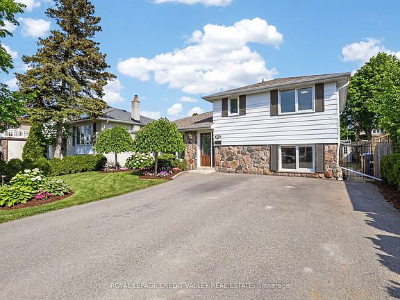3rd image of 41 Staveley Cres