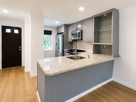 2nd image of 10 Evergreen Pl Unit 10