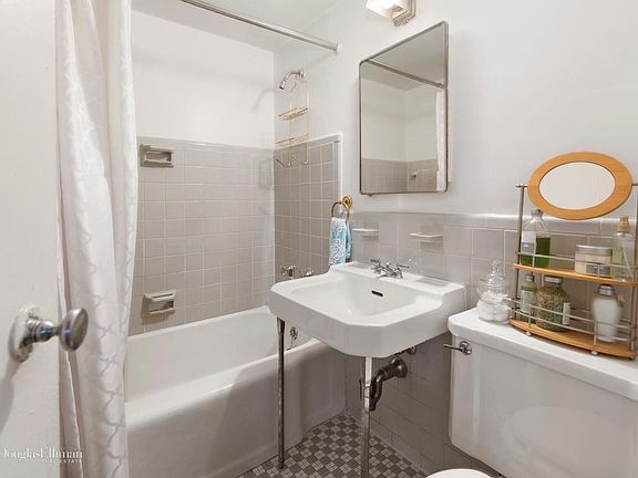 4th image of 6 Fordham Hill Oval #7GH