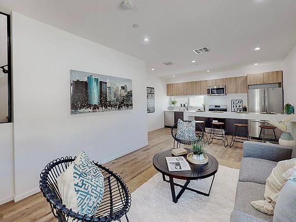 5th image of 6346 1/2 Camellia Ave #6346-1/2