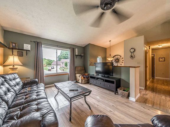 4th image of 8 N Cedarwood Ct