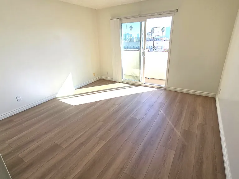140 N Berendo St #2 — Photo 10