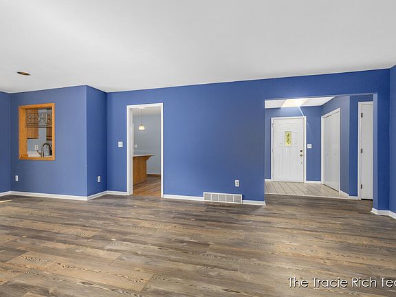 5th image of 128 Collindale Ave NW