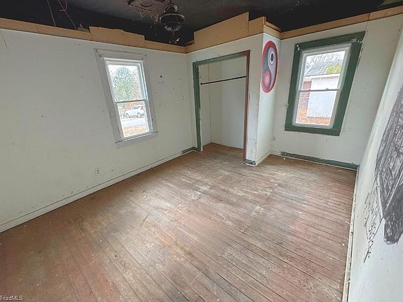 4th image of 309 Hollingsworth St
