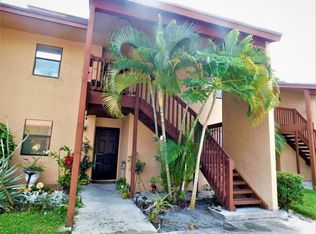 902 Lakeview Cir, Royal Palm Beach, FL 33411