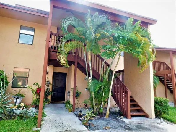 902 Lakeview Circle, Royal Palm Beach, FL 33411