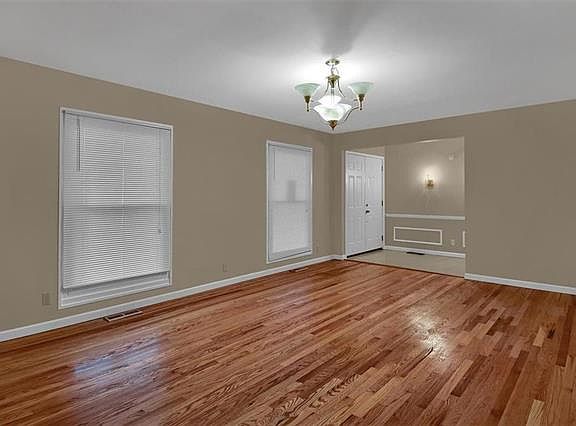 5th image of 1000 Meadowgrass Dr
