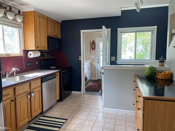 2nd image of 127 Mackinac St