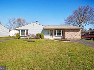 343 Goldenridge Dr, Levittown, PA 19057