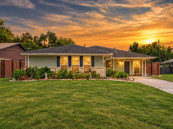 115 S Yaupon St, Lake Jackson, TX 77566