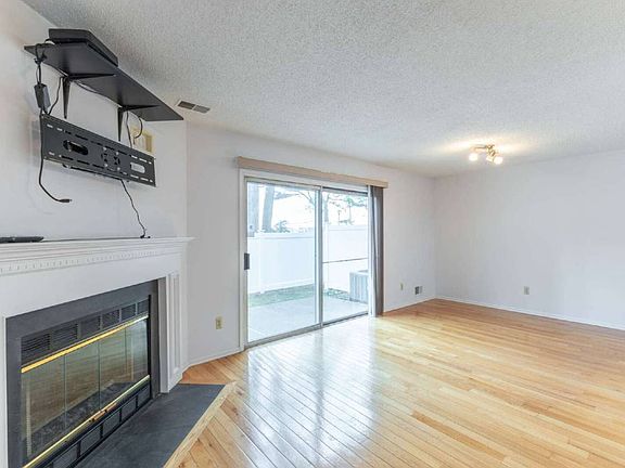 2nd image of 405 Aberdeen Ln