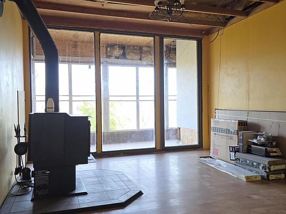 5th image of 302 W Main St