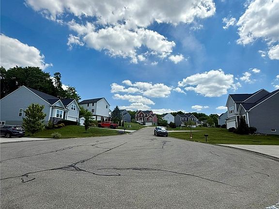 5th image of 307 Mary Beth Dr