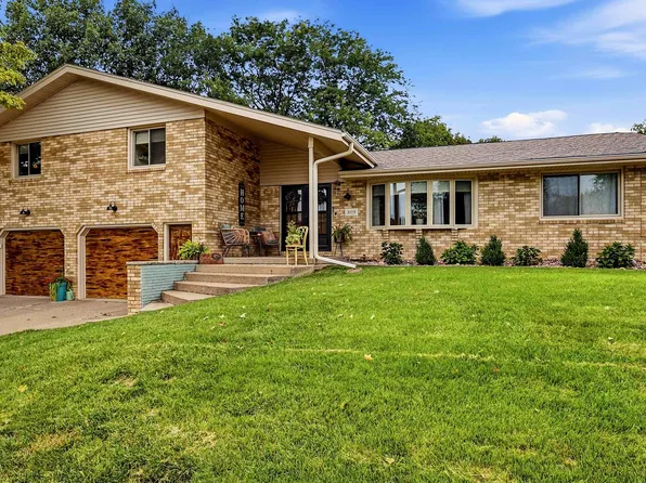 3115 Spring Valley Rd, Dubuque, IA 52001