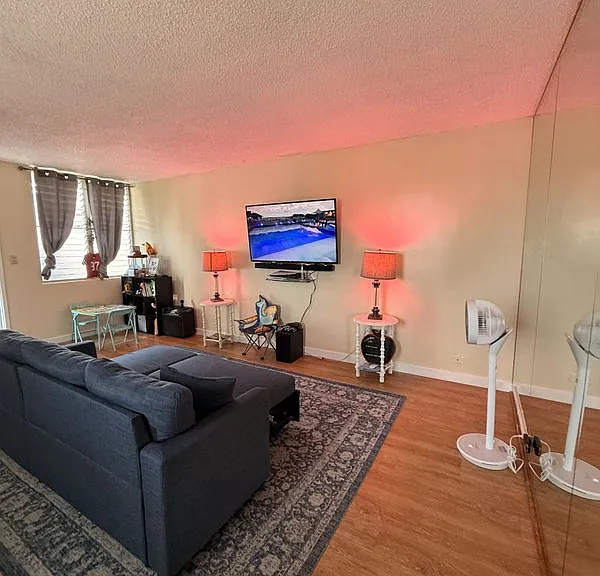 1526 Kewalo St #9 — Photo 4