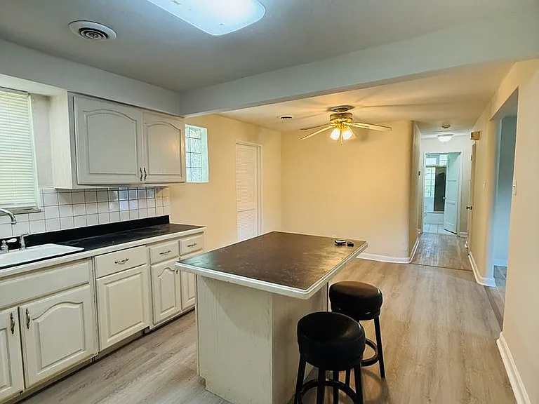 544 Thurston Ave — Photo 9