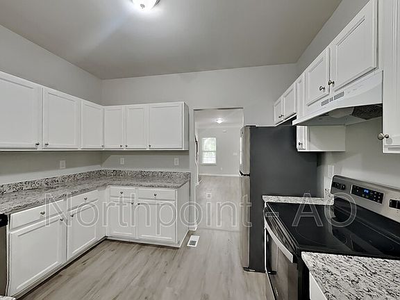 5th image of 578 Warren Ave