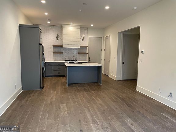 4th image of 460 Heatherden Ave