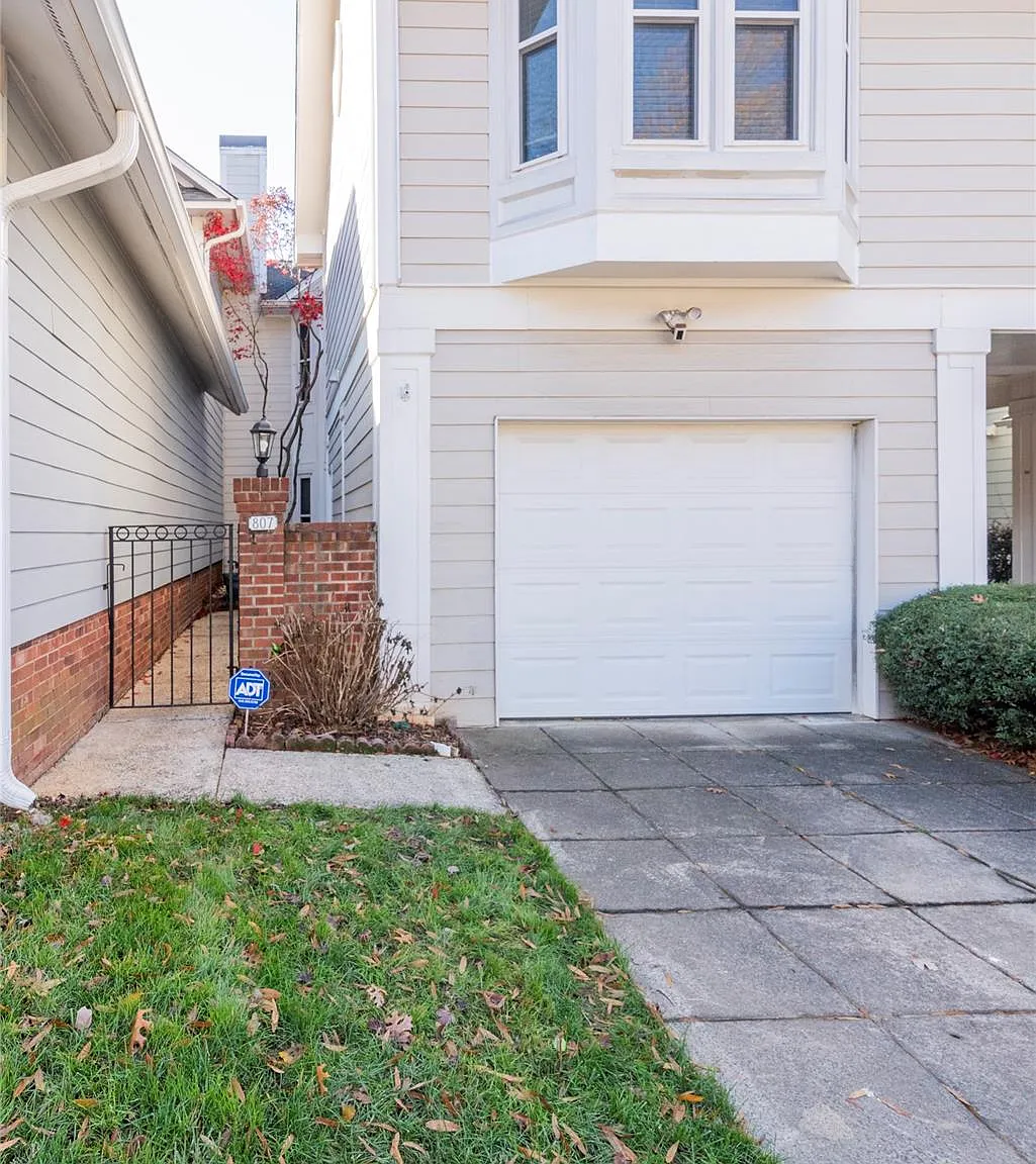 807 Greenleaf Ave — Photo 1