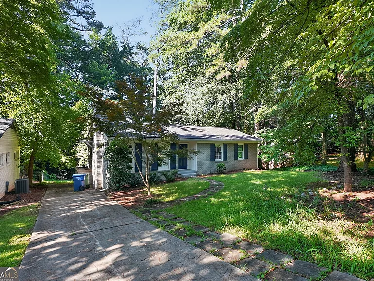 807 Cardova Dr NE — Photo 3