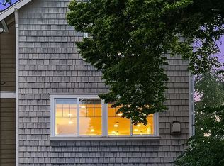 9217B Roosevelt Way NE, Seattle, WA 98115