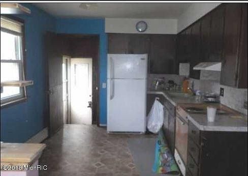 3rd image of 3061 Stratford Dr SW