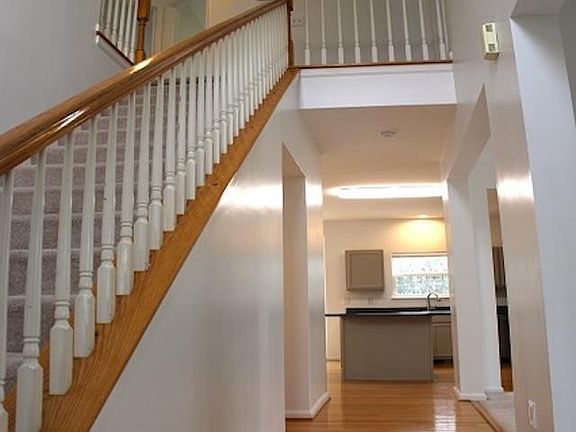 3rd image of 255 Highgate Cir