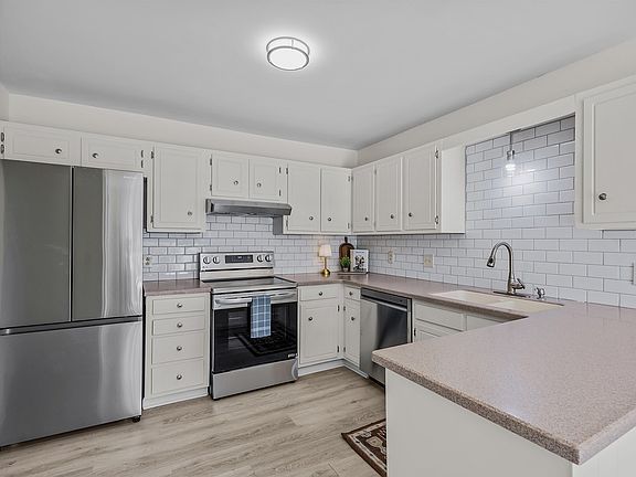 3rd image of 505 Jacksons Hill Ct