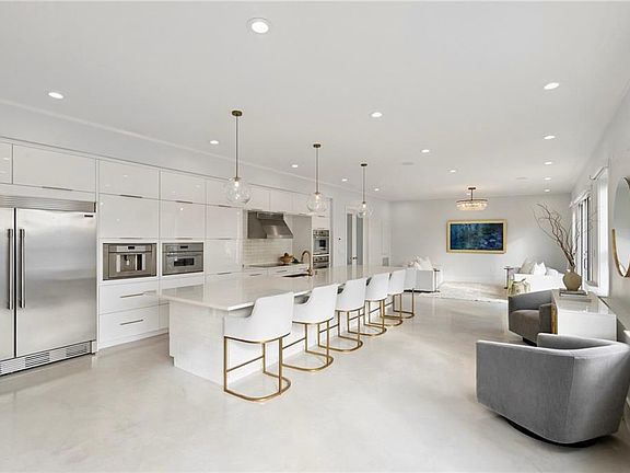 3rd image of 840 Tchoupitoulas St APT 312