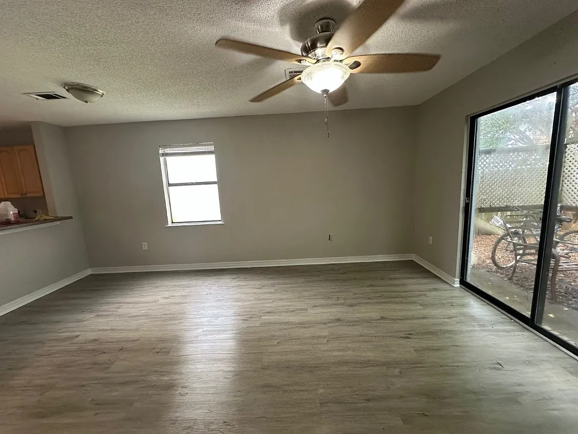 2 bed, 1.5 bath, 1200 sqft, $1,600 — Photo 4