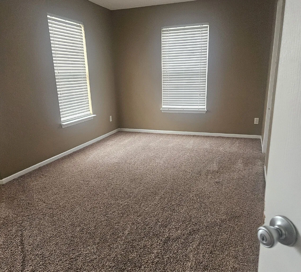 3 bed, 2.5 bath, 2334 sqft, $2,300 — Photo 3