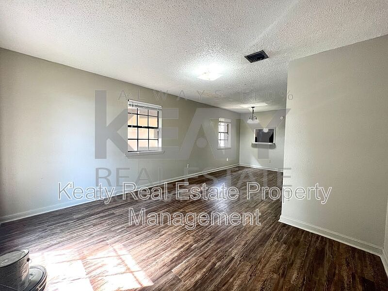 1st image of 402A Loire Ave