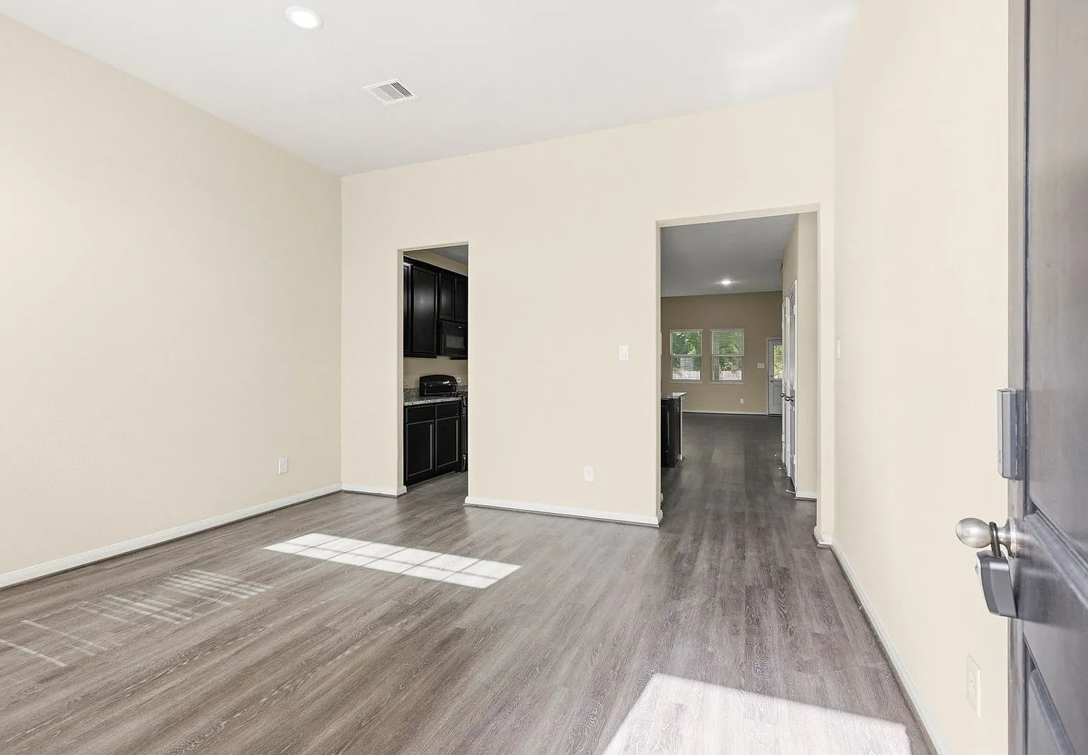 4 bed, 2.5 bath, 2893 sqft, $2,200 — Photo 3