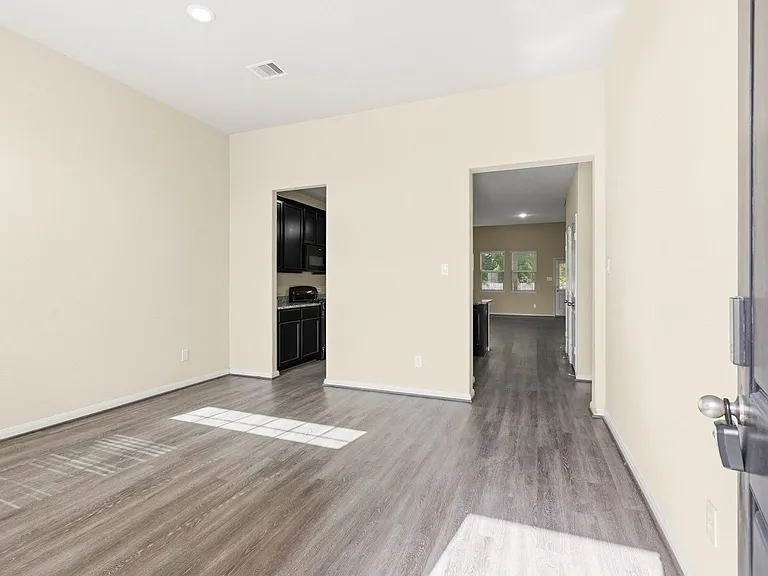 6131 Carpenters Cove Ln — Photo 3
