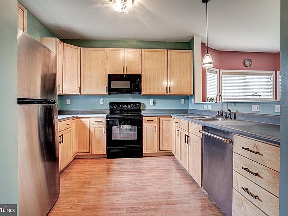 5th image of 415 Stony Pointe Dr