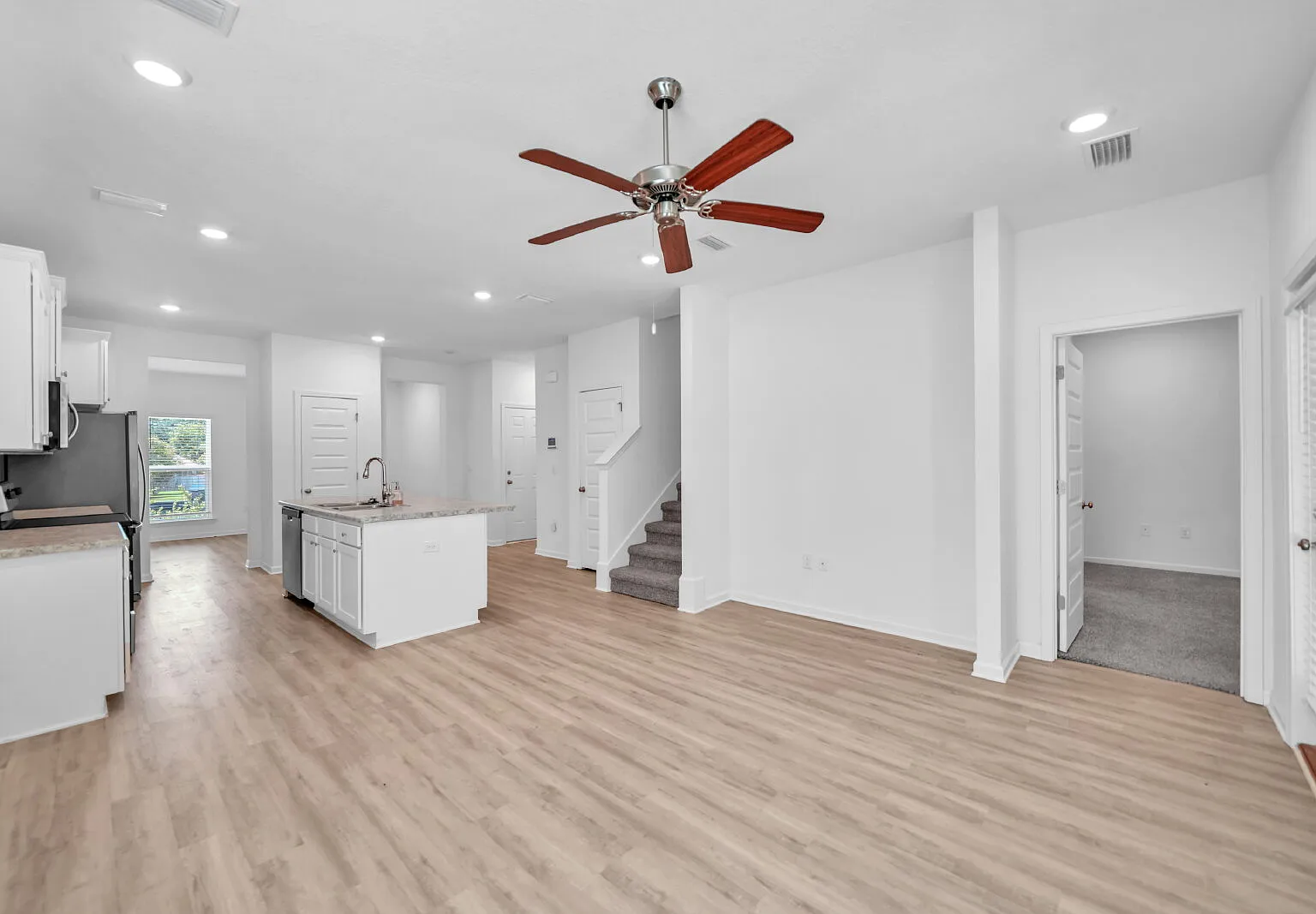 4 bed, 3.5 bath, 2318 sqft, $2,800 — Photo 3