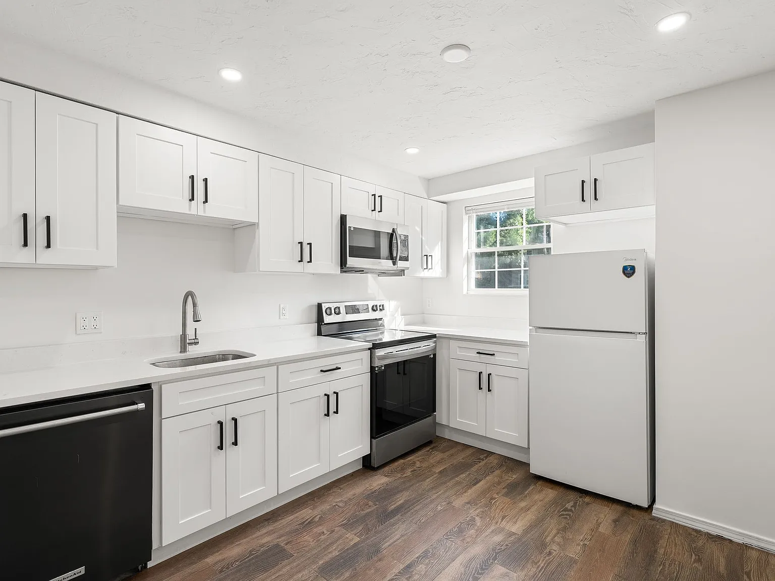 2 bed, 1.5 bath, 962 sqft, $2,500 — Photo 3