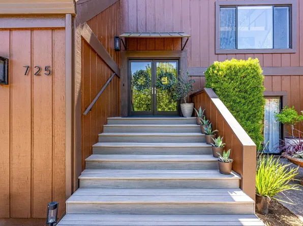 725 White Oak Drive, Santa Rosa, CA 95409